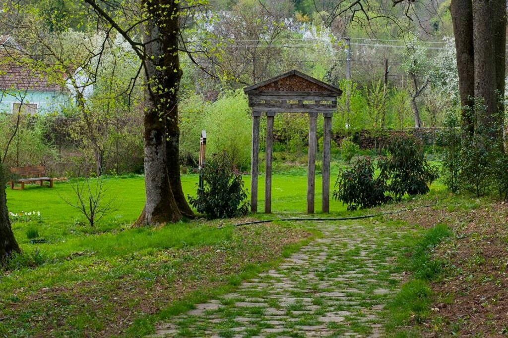 Parcul Regal Săvârșin este închis publicului, din cauza unor lucrări de restaurare impuse de furtunile violente din ultima vreme