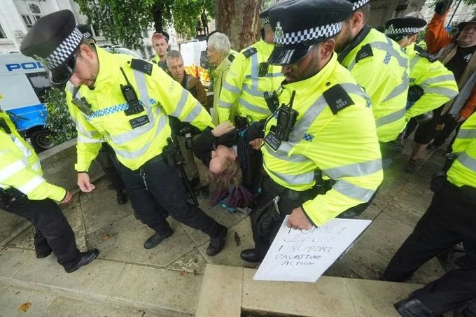 Peste 50 de protestatari Palestine Action au fost arestaţi în Piaţa Parlamentului din Londra