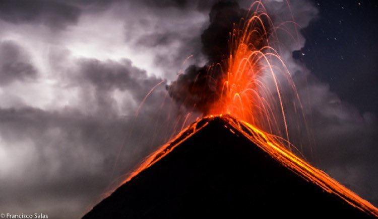 Un vulcan a erupt în Rusia după cutremurul puternic. Alertele de tsunami au fost ridicate