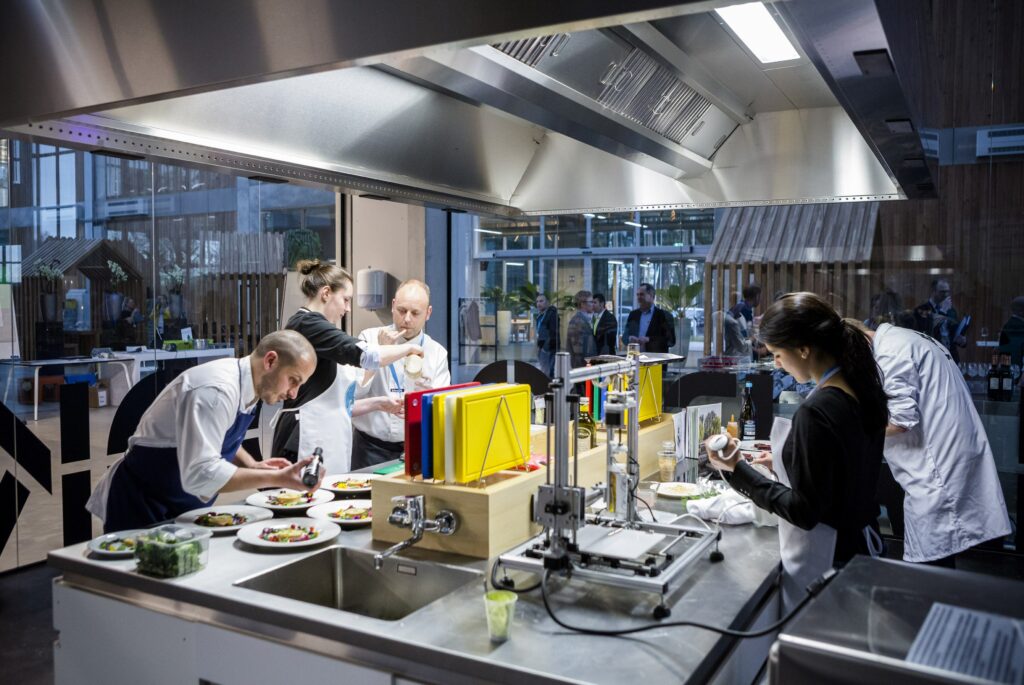 Restaurant condus de un bucătar AI. Țara care va implementa acest concept