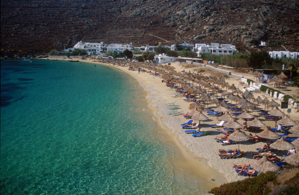 Lupta împotriva turismului excesiv: Grecia introduce „taxa de turism durabil”. Două insule populare, vizate