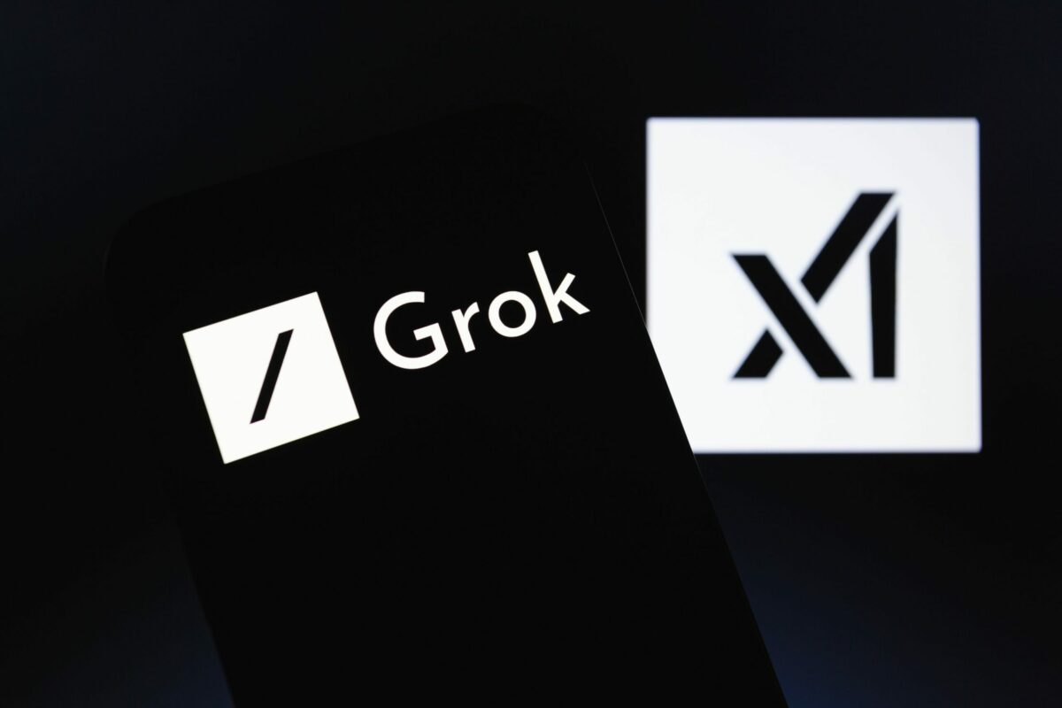 Poza pentru articolul Anchetă pe platforma X după postări „rasiste și ofensatoare” generate de chatbotul Grok