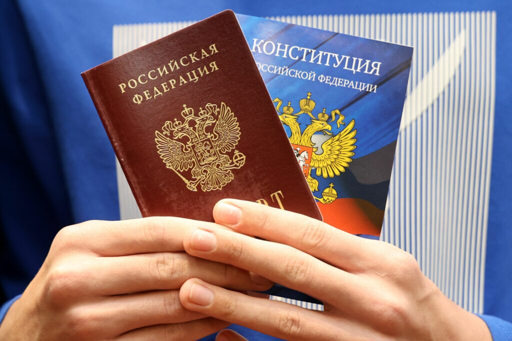 Un cetățean american care a ajutat Rusia din interiorul Ucrainei a primit pașaport rusesc de la Putin