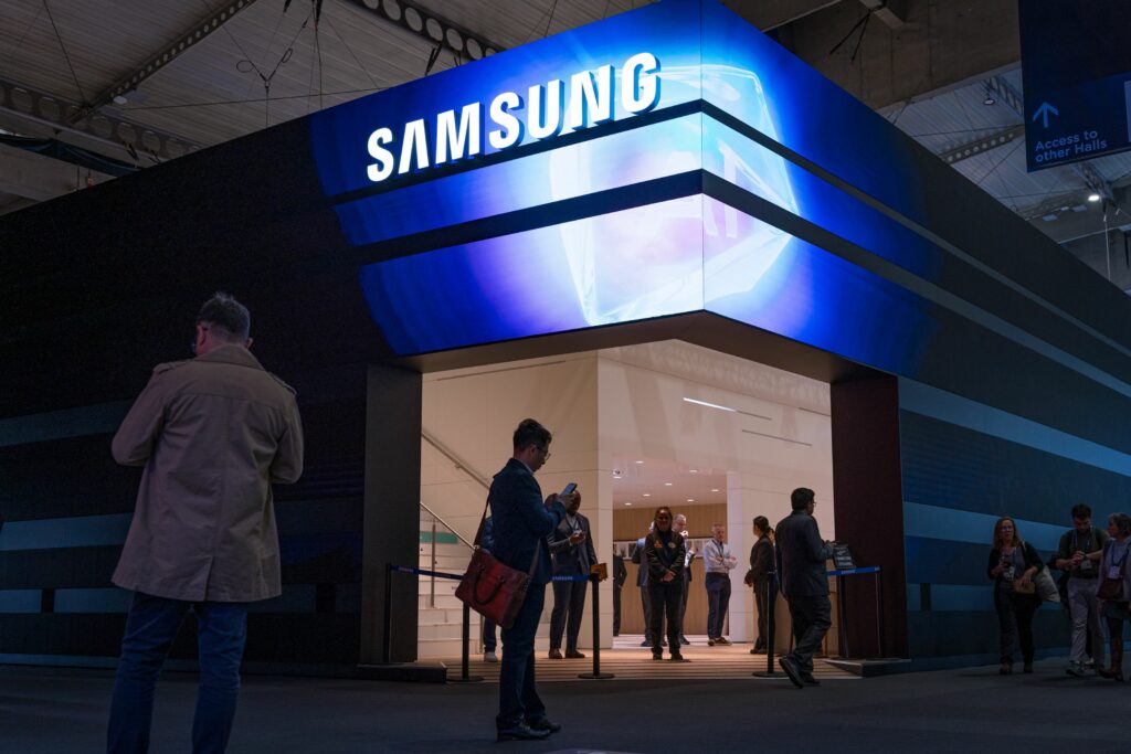 Samsung vrea să respingă rivalii chinezi din domeniul telefoanelor pliabile cu un model mai subțire