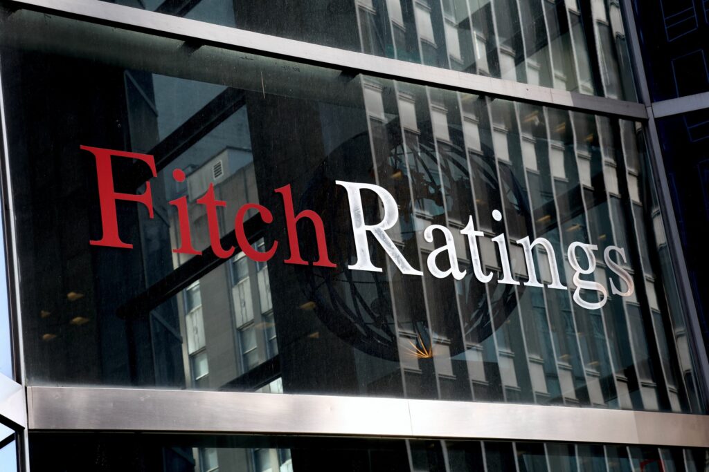 Agenția de rating Fitch: Măsurile luate de Guvernul Bolojan va pune presiune asupra creşterii economice, dar va crește și inflația