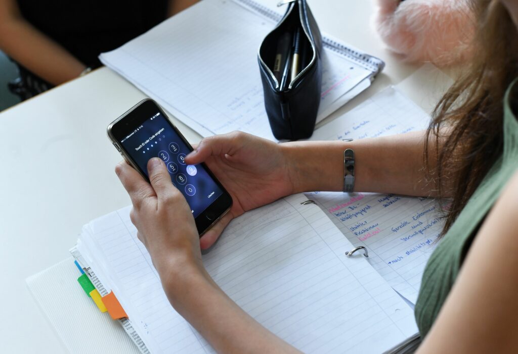 Elevii nu mai au voie cu telefoanele mobile în școlile primare. Țara care a aprobat legea