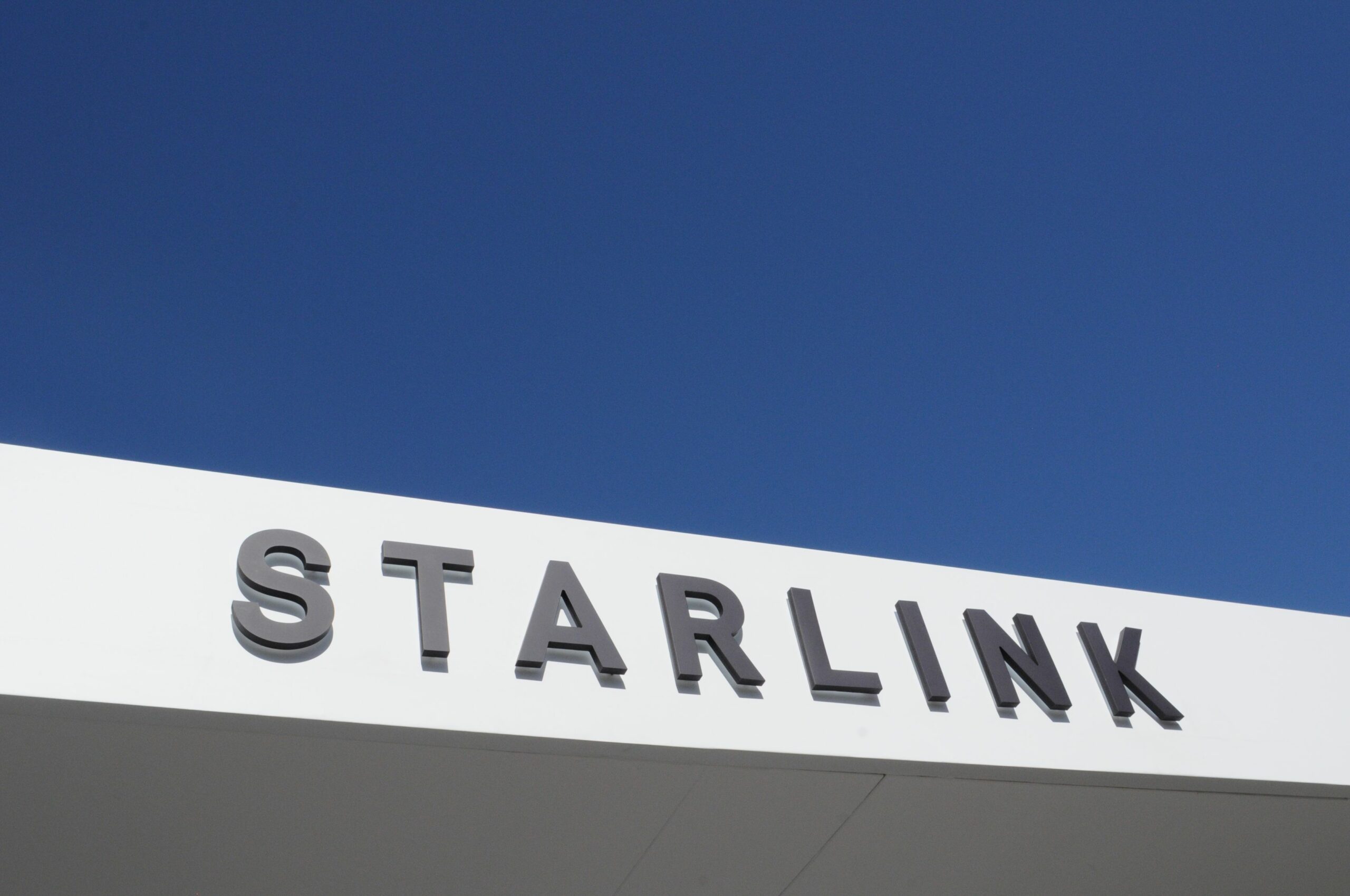Poza pentru articolul Rețeaua clandestină care introduce ilegal tehnologia Starlink în Iran pentru a contracara blocarea internetului
