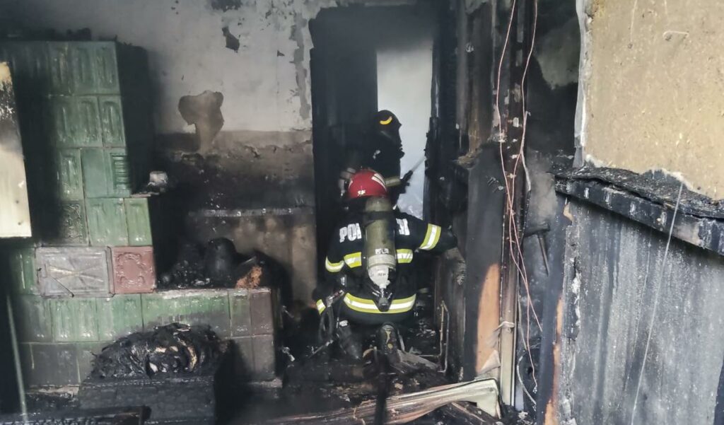 Incendiu și explozie într-o casă din Galați. Un bărbat a murit