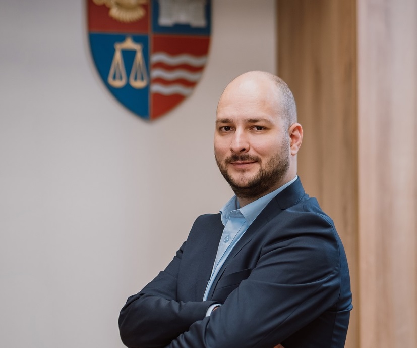 Liderii locali UDMR îi cer rectorului UMF Mureș folosirea limbii maghiare în farmacia universitară