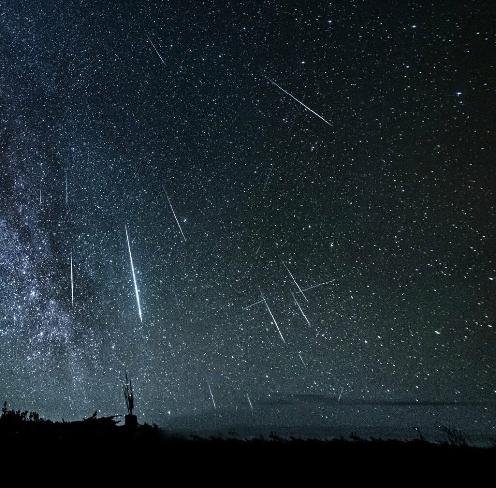 În noaptea asta stai cu ochii pe cer! Două roiuri de meteori vor atinge punctul maxim de activitate în primele ore ale dimineții de miercuri