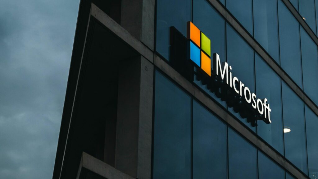 Microsoft și Amazon controlează prea mult piața cloud, avertizează britanicii