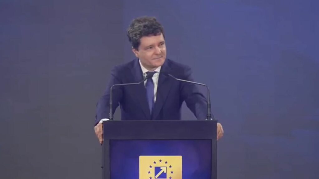 Nicușor Dan participă la Congresul Extraordinar al PNL