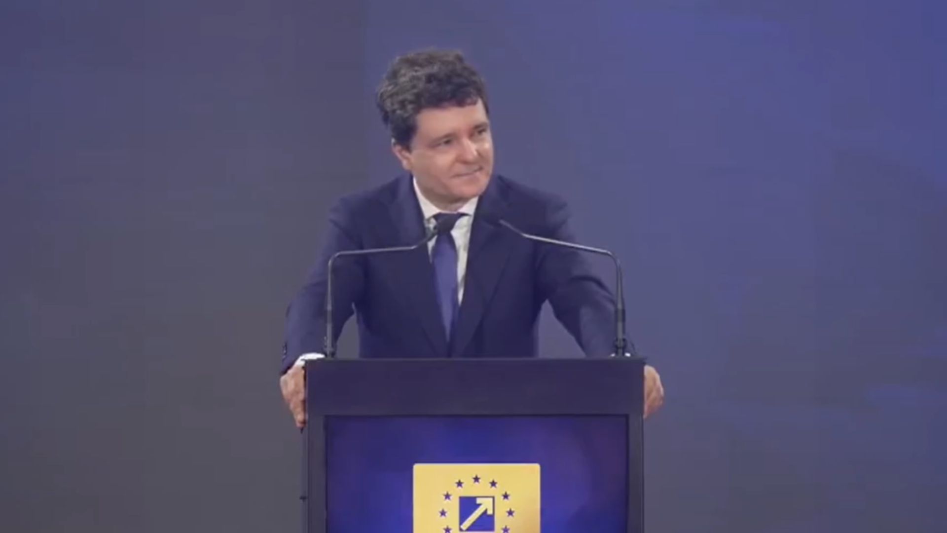 Nicușor Dan participă la Congresul Extraordinar al PNL Nicușor Dan participă la Congresul Extraordinar al PNL