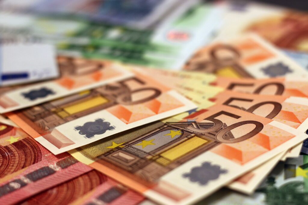 Piața a ignorat acordul comercial UE – SUA: investitorii caută realități economice, nu promisiuni