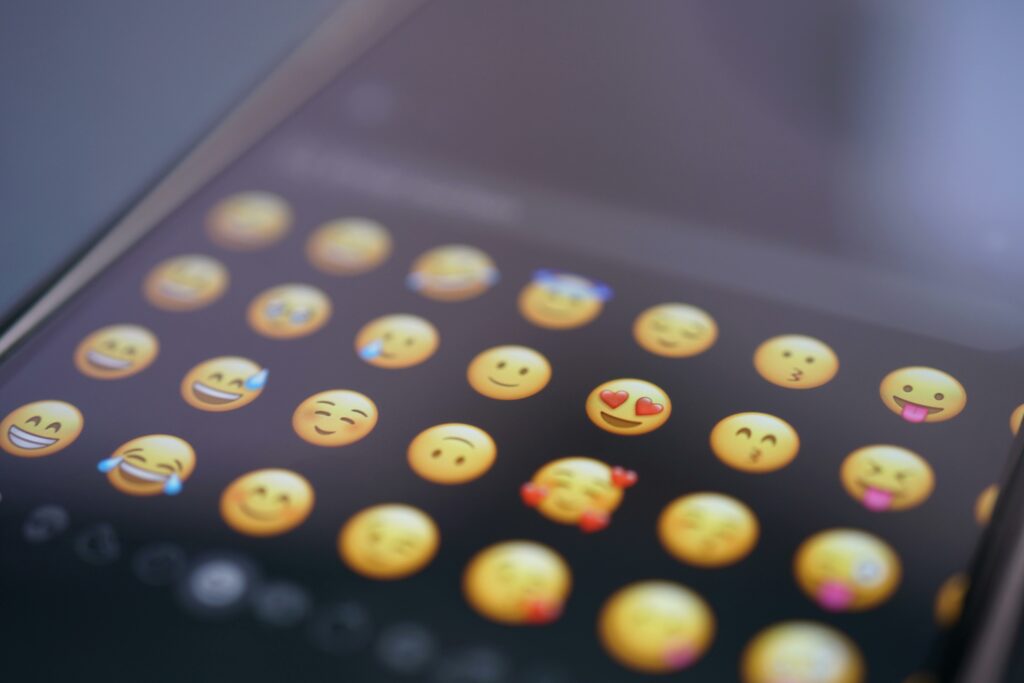 Emoticoanele întăresc relațiile de prietenie. Un nou studiu arată impactul pozitiv al emoji-urilor în comunicarea digitală