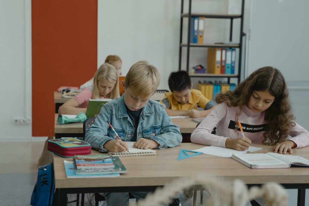 STUDIU. Societatea încă vede băieții ca fiind mai buni în construcție și inovație decât fetele. 40% dintre părinți consideră că băieții sunt, nativ, mai buni inventatori