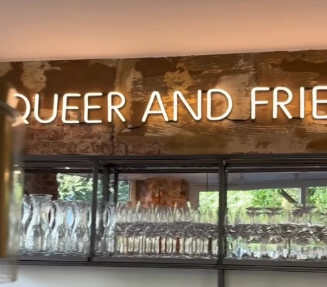 Un mesaj luminos cu „Queer and friends” este ținta urii în Berlin: peste 40 de atacuri într-un an
