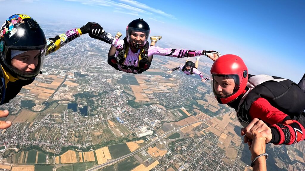 Zeci de parașutiste, același cer – „Girls Can Fly!” celebrează excelența feminină în skydiving
