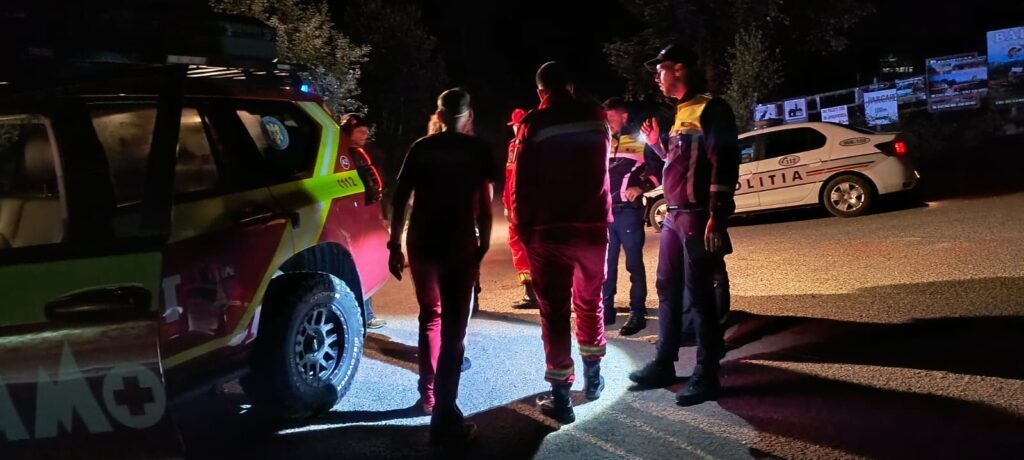 Trei tineri salvați de Salvamont după ce un urs le dădea târcoale, în Munții Rodnei