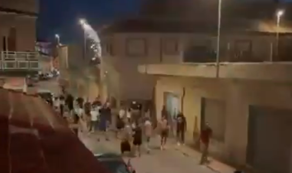 Ciocniri violente între grupuri de extremă dreapta și migranți într-un oraș spaniol