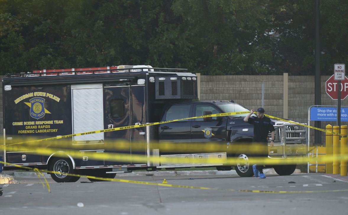 Unsprezece persoane r&#259;nite &icirc;ntr-un atac cu cu&#539;itul la un supermarket din Michigan