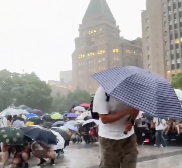Shanghai în alertă: Evacuări masive din cauza unei furtuni tropicale și avertisment de tsunami