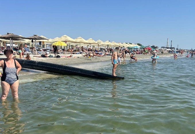 Garda Națională de Mediu: Țeava care deversa ape pluviale în mare, pe plaja de la Năvodari, a fost dezafectată