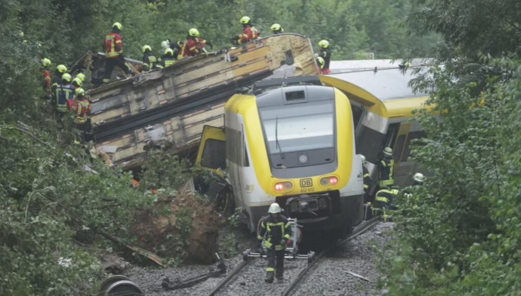 Accident grav în sudul Germaniei: Un tren a deraiat, sunt cel puțin trei persoane decedate