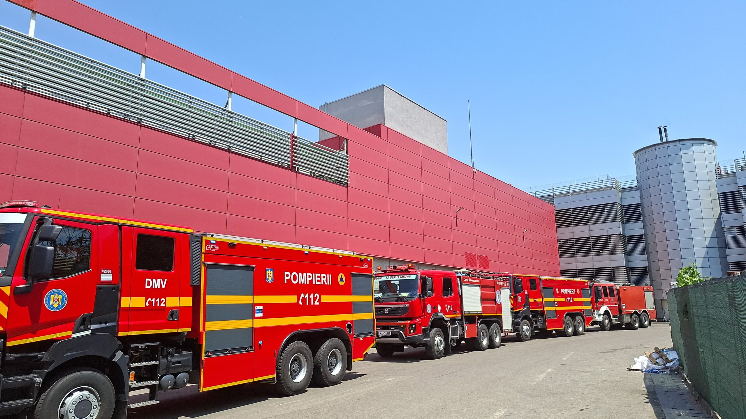 Incendiu puternic pe terasa mall-ului Afi Palace Cotroceni din Bucureşti / Au fost alertate 10 autospeciale de stingere / 1.300 de persoane, evacuate
