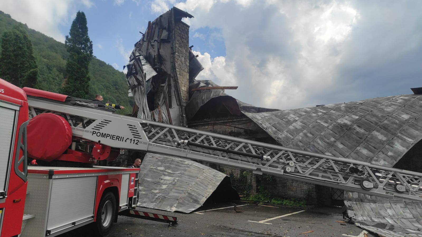 Vijelie cu ravagii în Sinaia: Acoperișul celebrei gări a fost smuls, 14 persoane au fost rănite, iar unele străzi au fost inundate