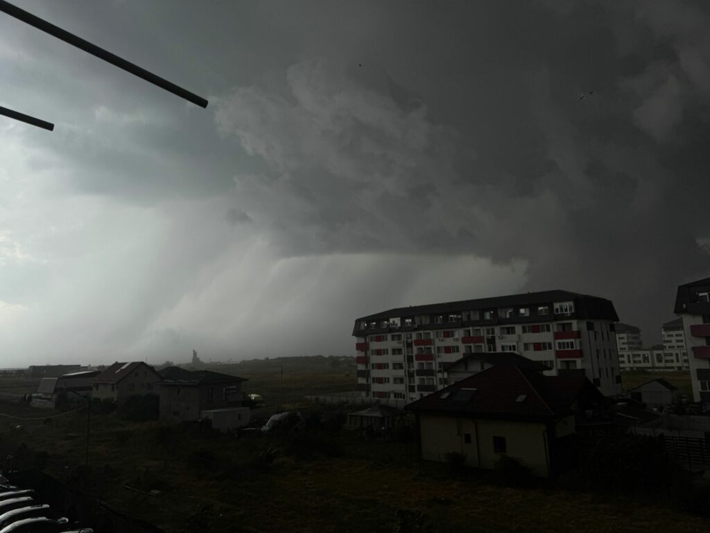 COD PORTOCALIU de vijelii și grindină în Capitală. A fosat emis RO-Alert