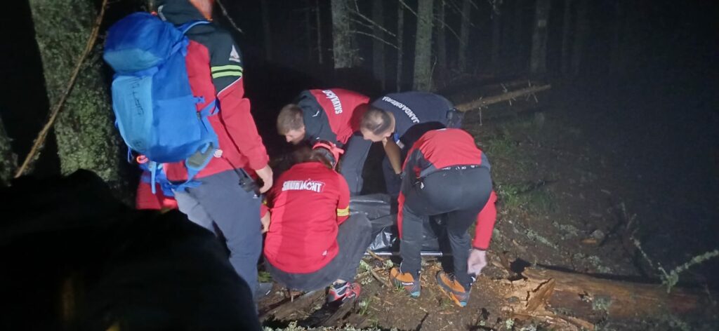 Furtună în Bucovina. Zeci de persoane, participante la un concurs, au fost salvate / O persoană a murit
