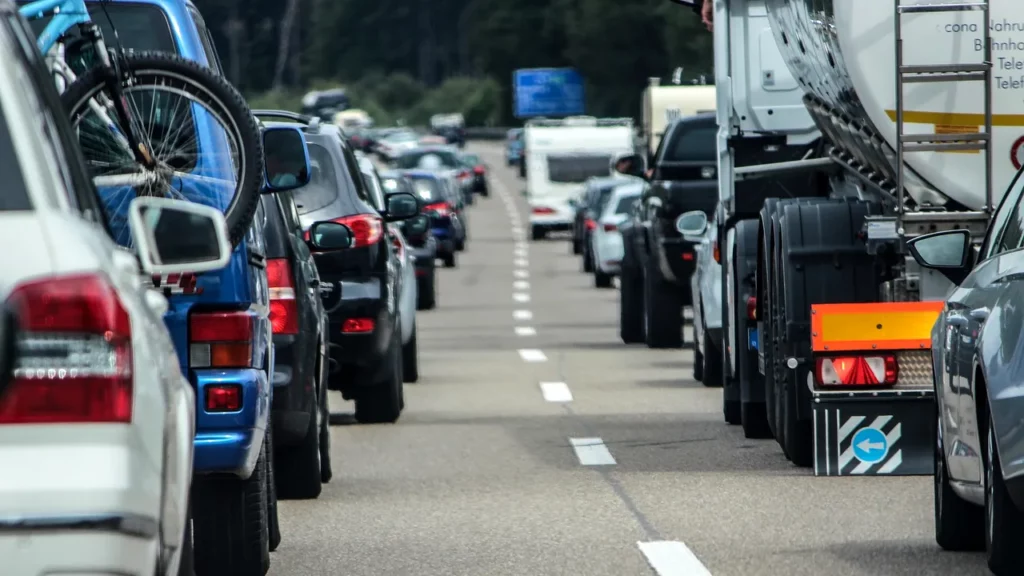 Accident grav pe DN2, în județul Bacău. Circulația mașinilor este blocată