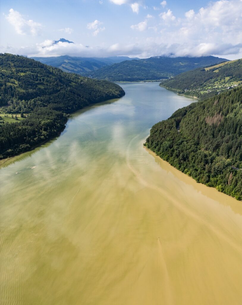 Lacul Izvorul Muntelui–Bicaz, sufocat de deșeuri în urma inundațiilor. S-a instituit starea de alertă