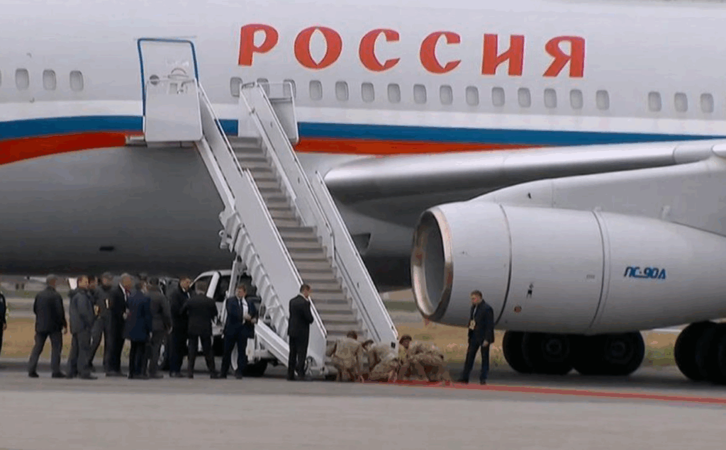 Ucrainenii îl ironizează pe Trump pentru că i-a întins covorul roșu lui Putin: „Soldați americani în genunchi în fața avionului lui Putin”