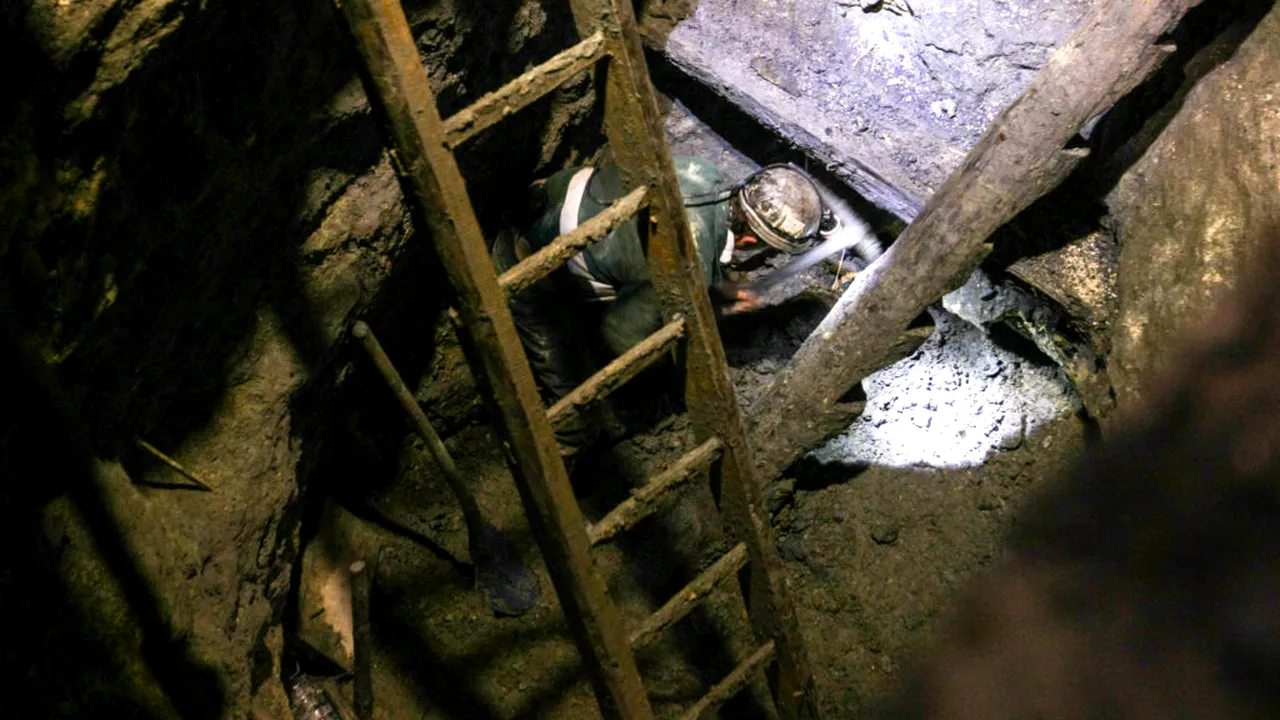 Protest spontan. Minerii din Valea Jiului ies în stradă din cauza salariilor întârziate