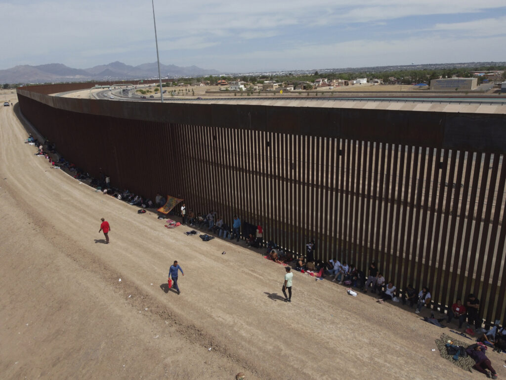 Donald Trump ordonă vopsirea zidului de la granița cu Mexicul în negru. Care este motivul