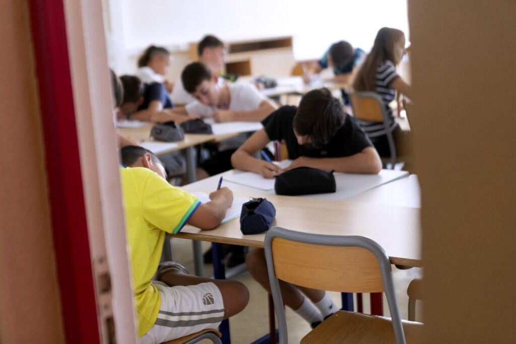 Ministerul Educației: Reorganizarea claselor afectează mai ales clasele cu 8 sau 9 copii și unele clase de liceu