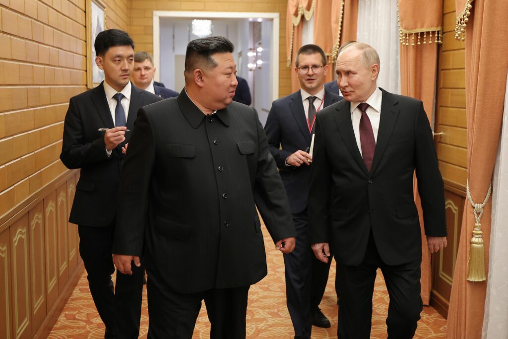 Vladimir Putin și Kim Jong Un vor participa la parada militară din China