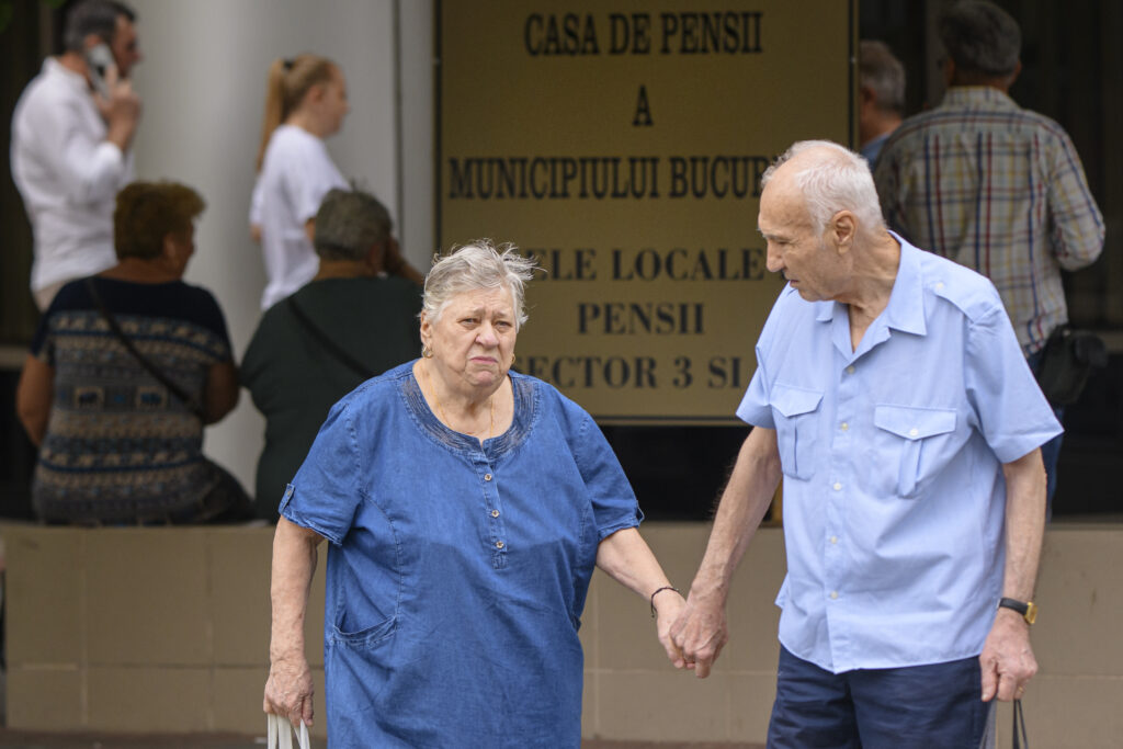 Pensionarii cu venituri peste 3.000 lei plătesc CASS din august. Există și excepții