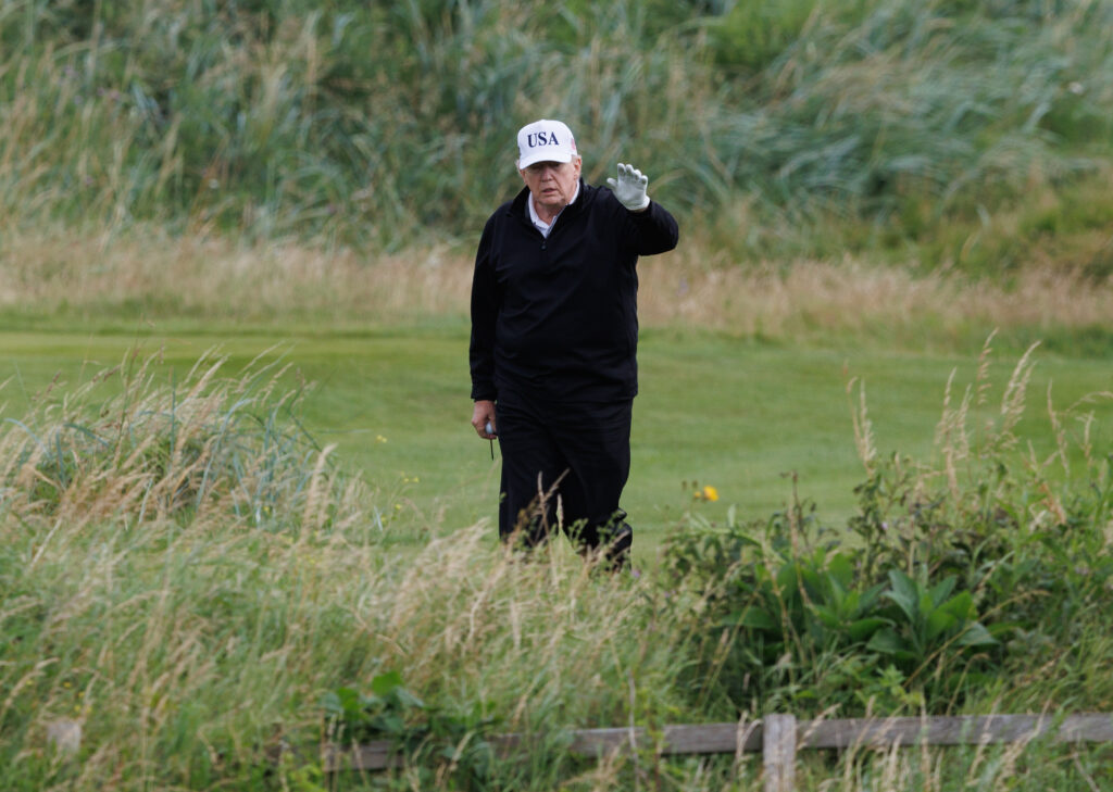 Zelenski i-a dăruit lui Trump o crosă de golf care aparținea unui soldat ucrainean rănit