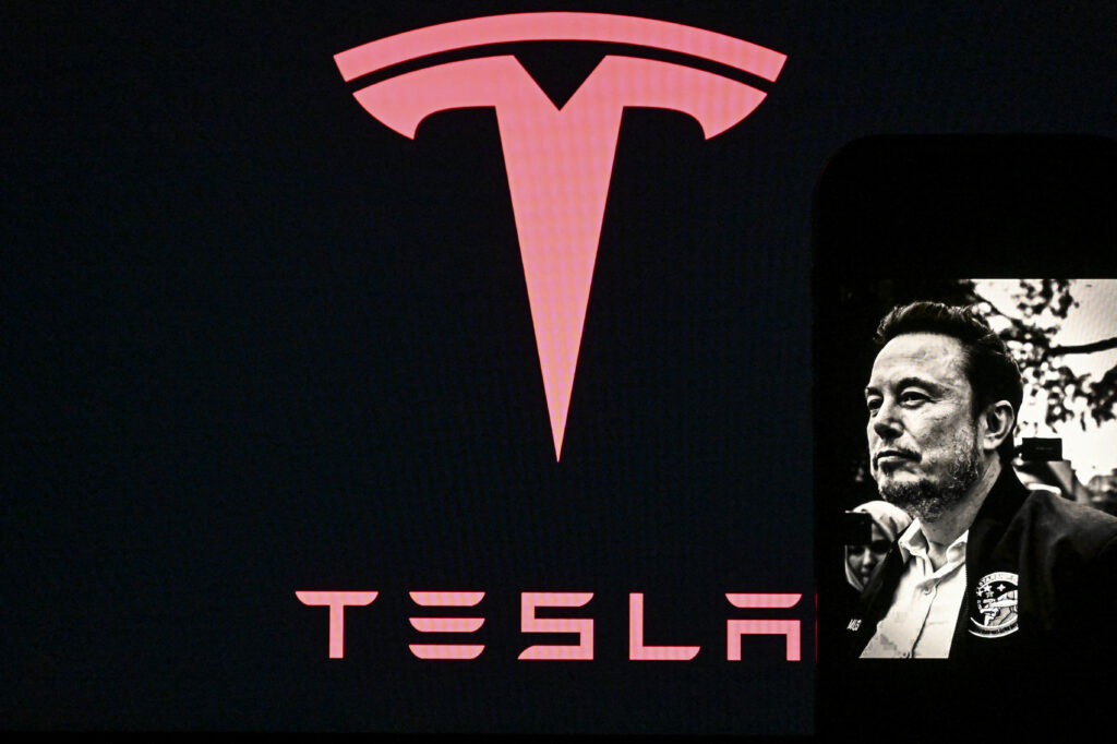 Tesla își regândește direcția în dezvoltarea cipurilor AI