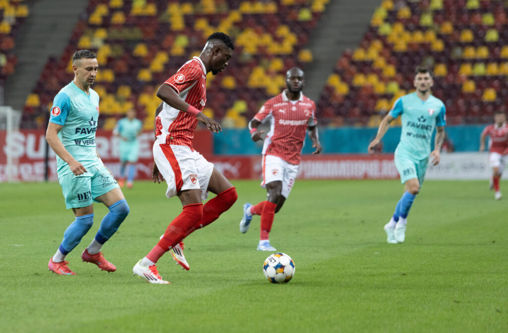 Superliga de fotbal. Dinamo a pierdut la Arad și a ratat oportunitatea de a urca pe primul loc