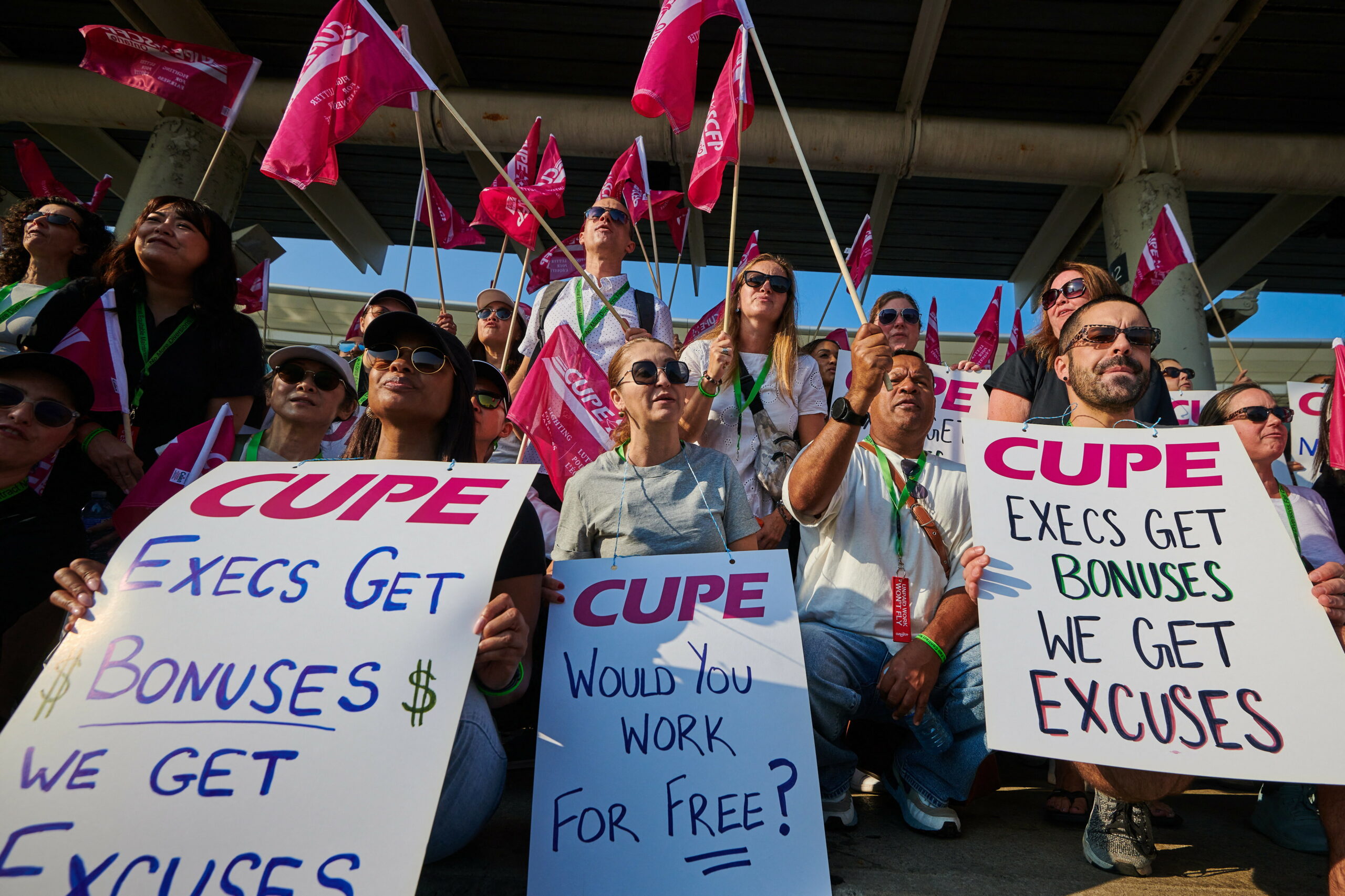 Guvernul canadian ia măsuri pentru a pune capăt grevei Air Canada