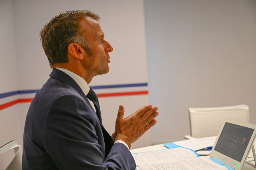 Președintele Macron a anunțat că susține decizia premierului de a îngheța reforma pensiilor