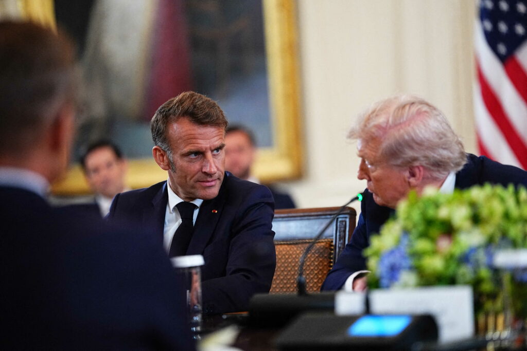 Trump susține că l-a amenințat pe Macron și l-a forțat să crească prețurile la medicamente în Franța