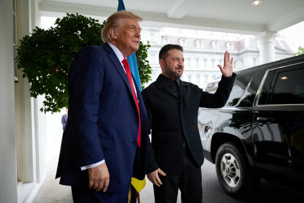 Limbajul corporal al lui Trump la întâlnirea cu Zelenski: Ce semnificație are pumnul ridicat în aer