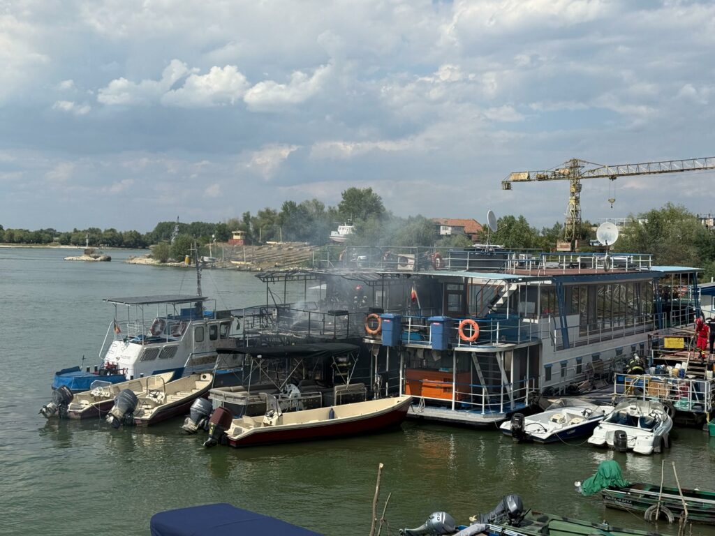 Incendiu pe faleza municipiului Tulcea: mai multe ambarcațiuni și pontoane afectate