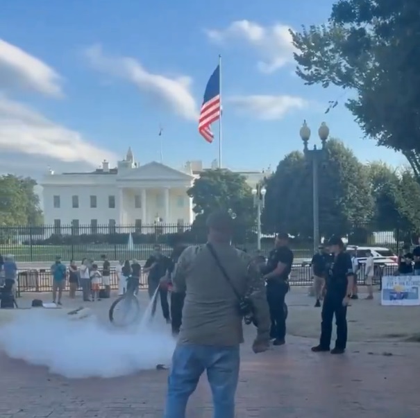 Bărbat arestat după ce a ars un steag american în semn de protest față de decretul lui Trump