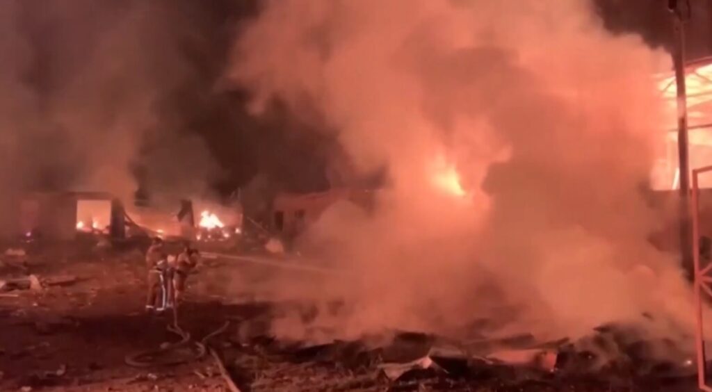 Răniți și incendii în valul de drone și rachete cu care Rusia a atacat vestul Ucrainei